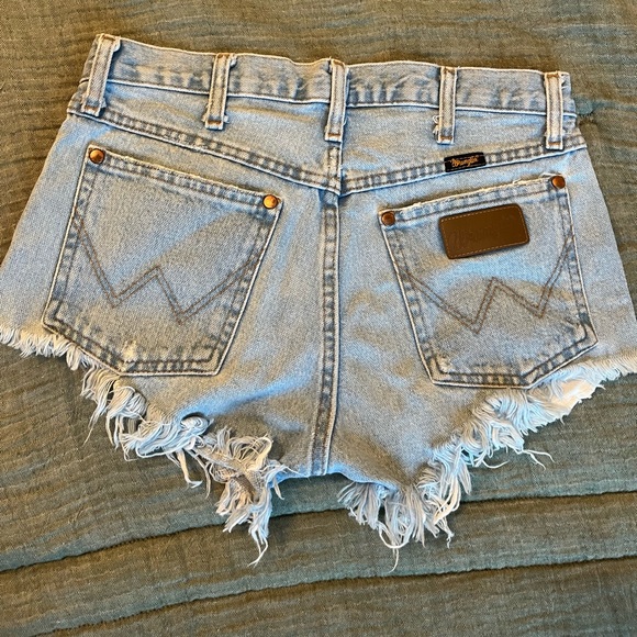 Wrangler Blue Jean Shorts Distressed Frayed Hem - Picture 4 of 5